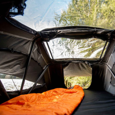 location de tente de toit intérieur lucarne vue sur le ciel