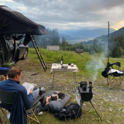 tente de toit camping montagnes poêle à bois